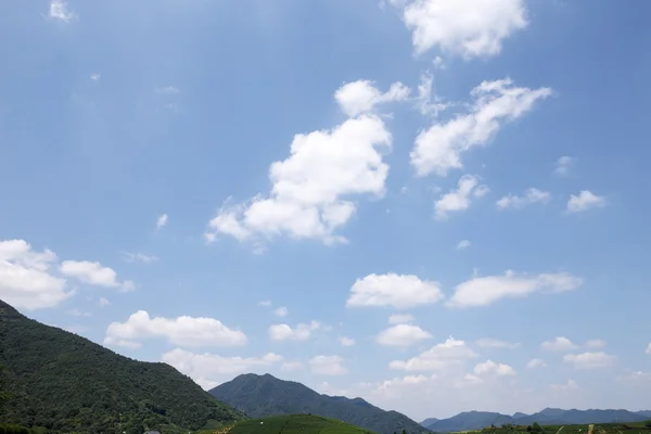 Dağlar altında temiz, mavi gökyüzü ve beyaz bulut — Stok fotoğraf