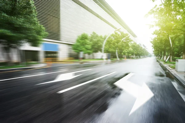 Estrada de asfalto de uma cidade moderna — Fotografia de Stock
