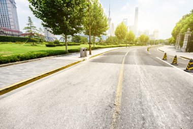 Modern şehirde boş asfalt yolu