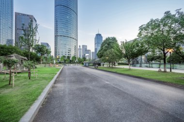 asfalt yol, gökdelenler ile modern bir şehir