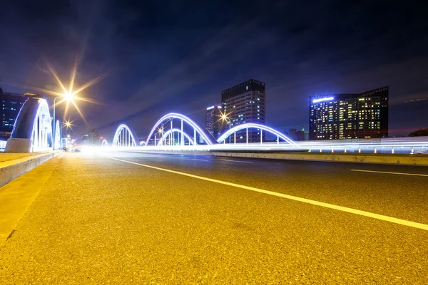 Lege asfaltweg van een moderne stad met wolkenkrabbers — Stockfoto