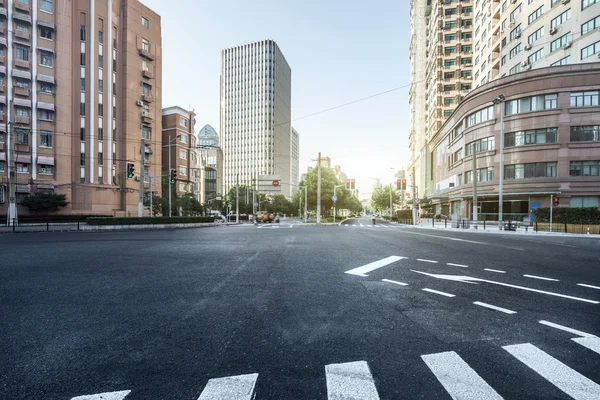 Estrada de asfalto vazia de uma cidade moderna com arranha-céus — Fotografia de Stock