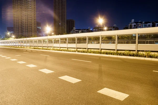 Lege asfaltweg van een moderne stad met wolkenkrabbers — Stockfoto