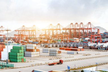 yoğun liman ile tam yük konteynırları
