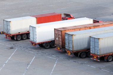 Nakliye konteynerler kamyon tarafından yüklerin