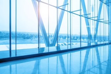 moder ofis binası koridorunda