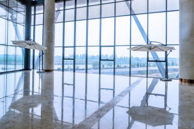 moder ofis binası koridorunda