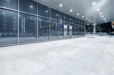 modern ofis binası koridorunda