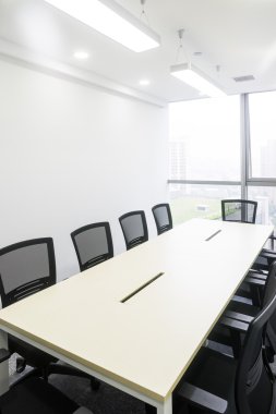 Moder Ofis 'teki toplantı odasının içinde.