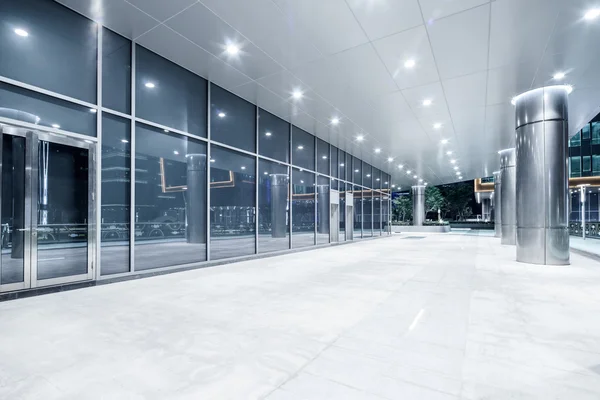 Flur in modernem Bürogebäude — Stockfoto