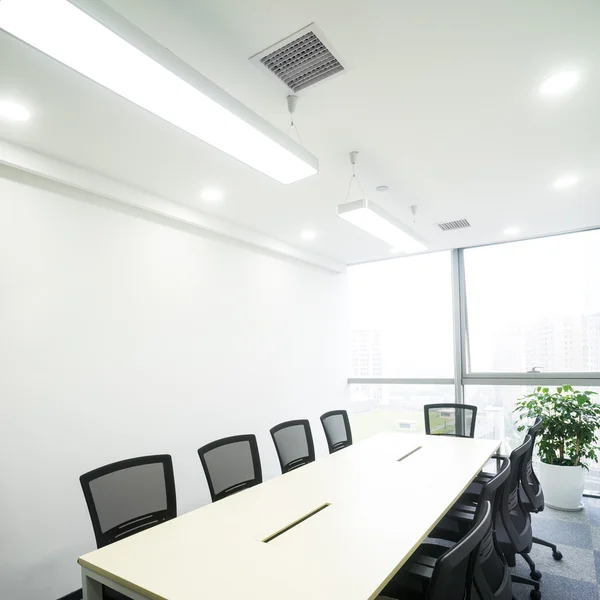 Interior da sala de reuniões no escritório moder — Fotografia de Stock