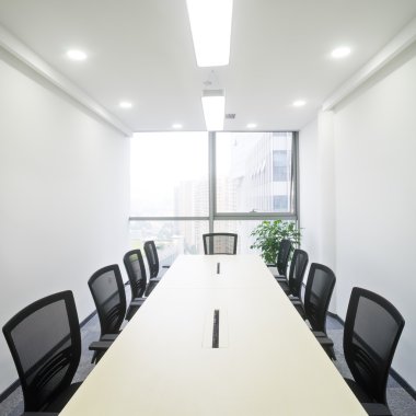 Moder Ofis 'teki toplantı odasının içinde.