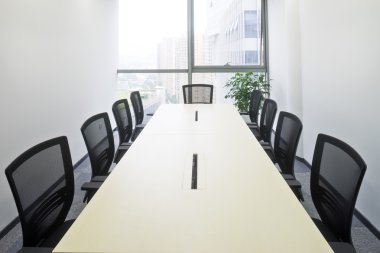 Moder Ofis 'teki toplantı odasının içinde.