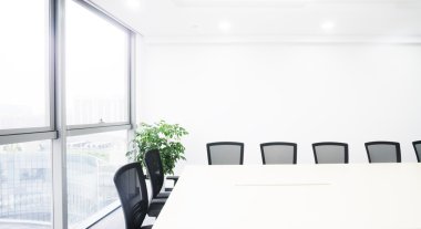 Moder Ofis 'teki toplantı odasının içinde.