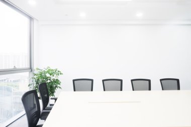 Moder Ofis 'teki toplantı odasının içinde.