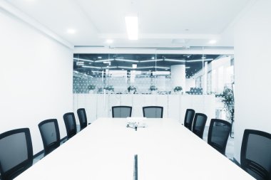 Moder Ofis 'teki toplantı odasının içinde.