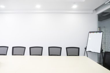 Moder Ofis 'teki toplantı odasının içinde.