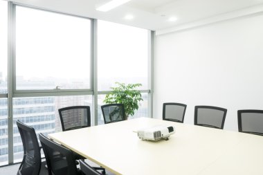 Moder Ofis 'teki toplantı odasının içinde.