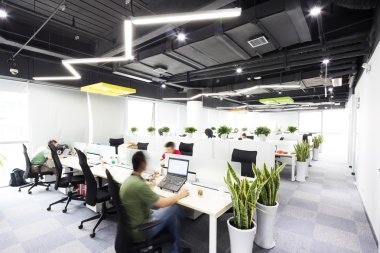 Modern ofiste çalışan insanlar.