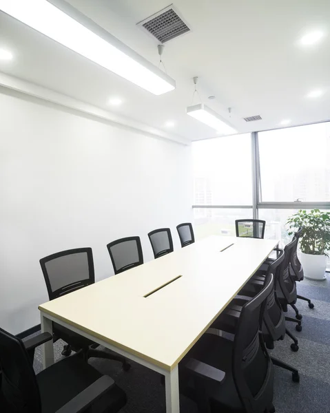 Innenausstattung des Besprechungsraums im moderneren Büro — Stockfoto