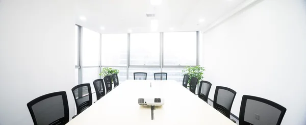 Інтер'єр кімнати для переговорів в поміркованому офісі — стокове фото