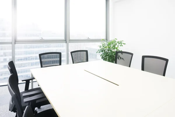 Innenausstattung des Besprechungsraums im moderneren Büro — Stockfoto