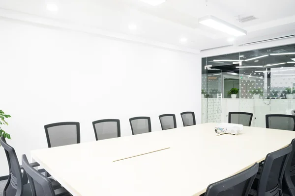 Innenausstattung des Besprechungsraums im moderneren Büro — Stockfoto