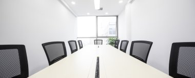 Moder Ofis 'teki toplantı odasının içinde.