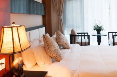 iç boş otel yatak odası