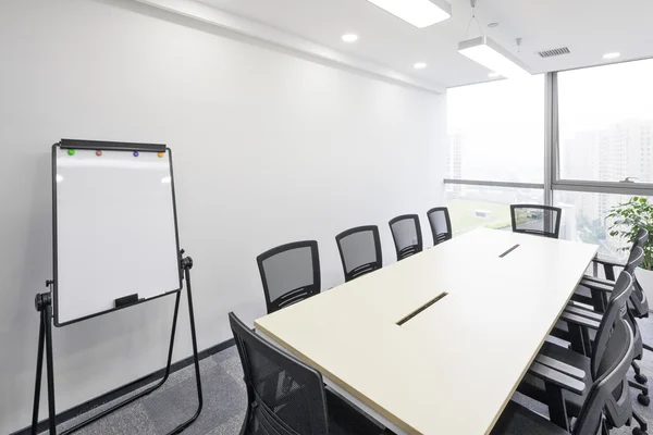 Intérieur de la salle de réunion dans le bureau de moder — Photo