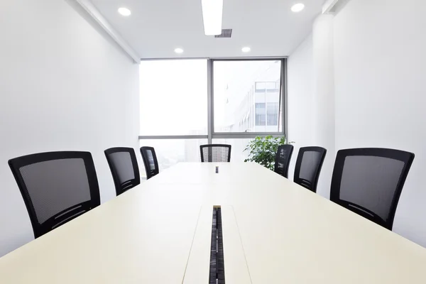 Інтер'єр кімнати для переговорів в поміркованому офісі — стокове фото
