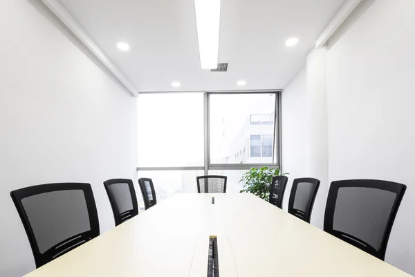 Intérieur de la salle de réunion dans le bureau de moder — Photo