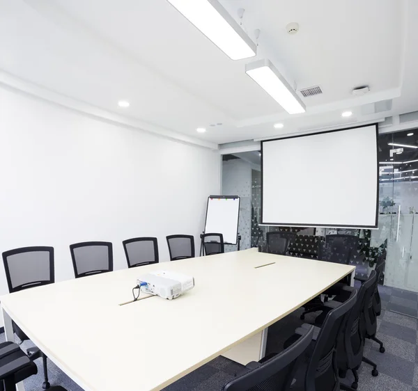 Intérieur de la salle de réunion dans le bureau de moder — Photo