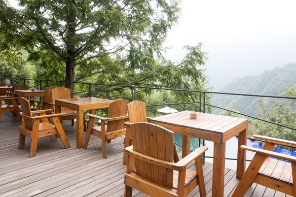 Umbrella chair in hotel pool resort — Stock Photo, Image