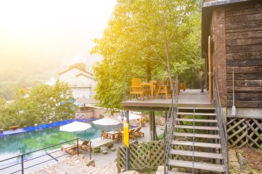 Otel havuzu resort sandalyede şemsiye