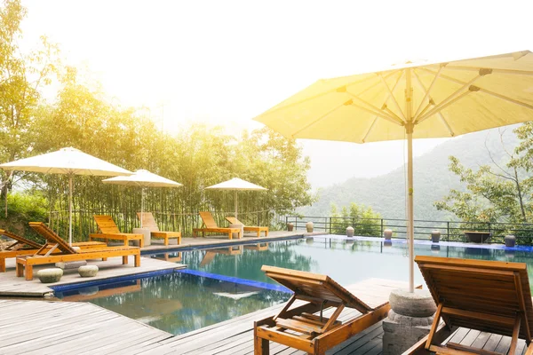 Chaise parasol dans la station de piscine de l'hôtel — Photo