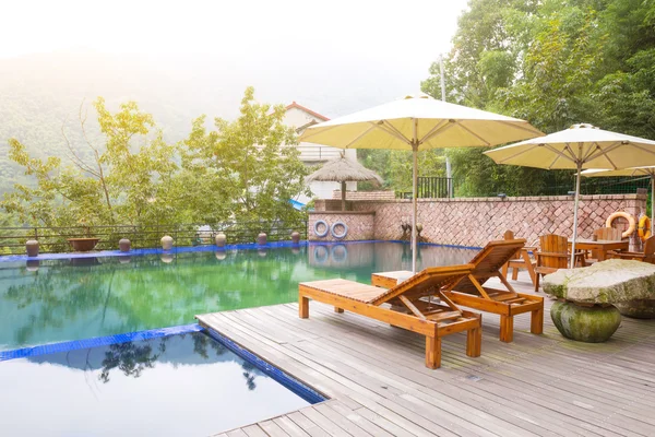Paraply stol i hotel pool resort — Stockfoto