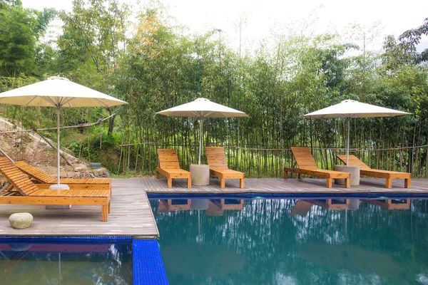 Chaise parasol dans la station de piscine de l'hôtel — Photo