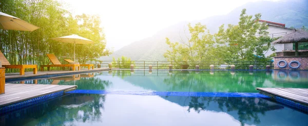 Umbrella chair in hotel pool resort — Stock Photo, Image