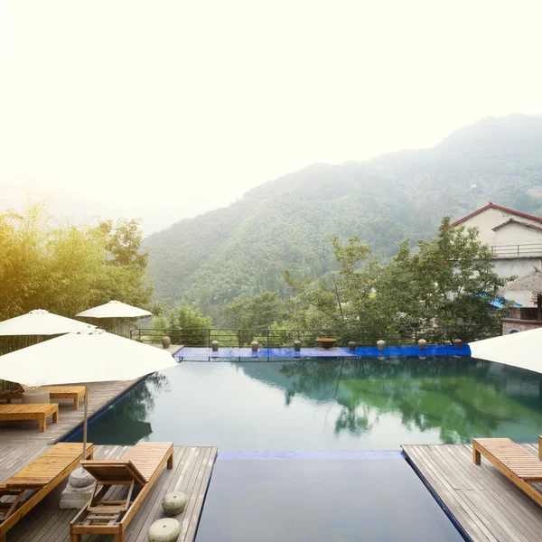 Umbrella chair in hotel pool resort — Stock Photo, Image