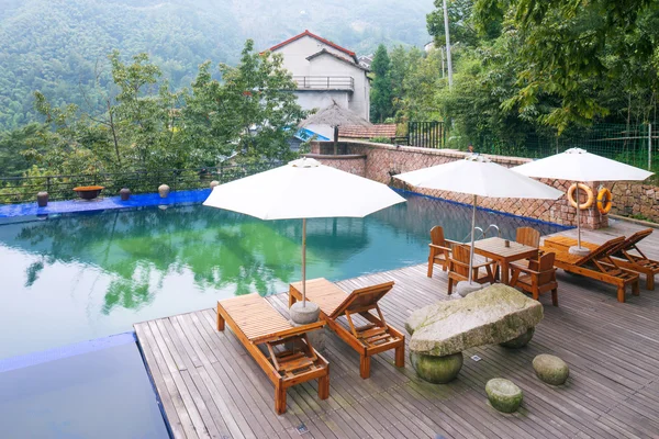 Chaise parasol dans la station de piscine de l'hôtel — Photo