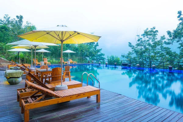 Chaise parasol dans la station de piscine de l'hôtel — Photo