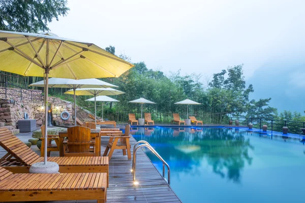 Umbrella chair in hotel pool resort — Stock Photo, Image