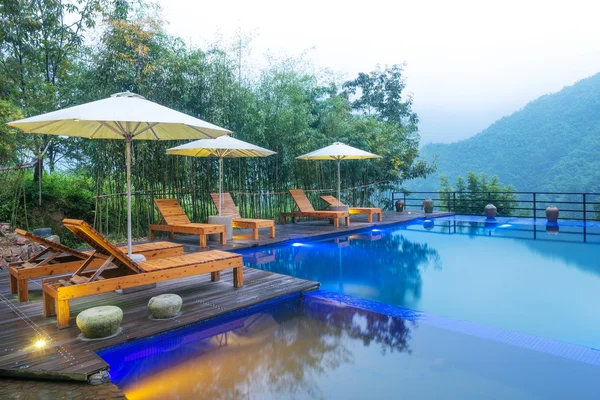 Chaise parasol dans la station de piscine de l'hôtel — Photo