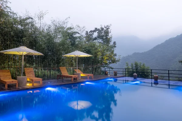 Umbrella chair in hotel pool resort — Stock Photo, Image