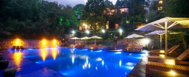 Otel havuzu resort sandalyede şemsiye