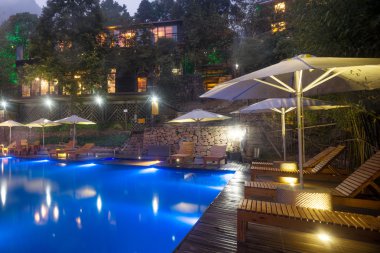 Otel havuzu resort sandalyede şemsiye