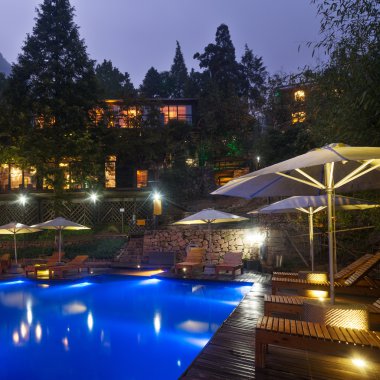 Otel havuzu resort sandalyede şemsiye