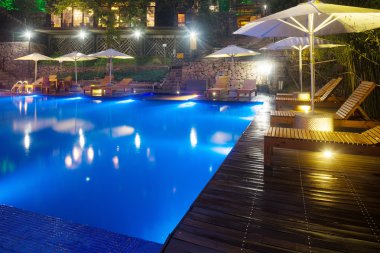 Otel havuzu resort sandalyede şemsiye