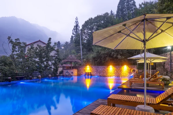 Umbrella chair in hotel pool resort — Stock Photo, Image